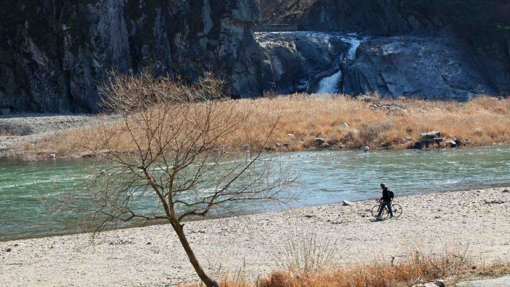 A picture of a rock beach and waterfall as it flows through Sujupal Peak (수주팔봉) along the Saejae Bicycle Path (새재자전거길) in Chungju City.