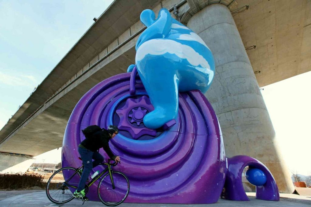 A picture of the cloud bicycle rider and a bicycler on the Ara Bicycle Path in Korea.