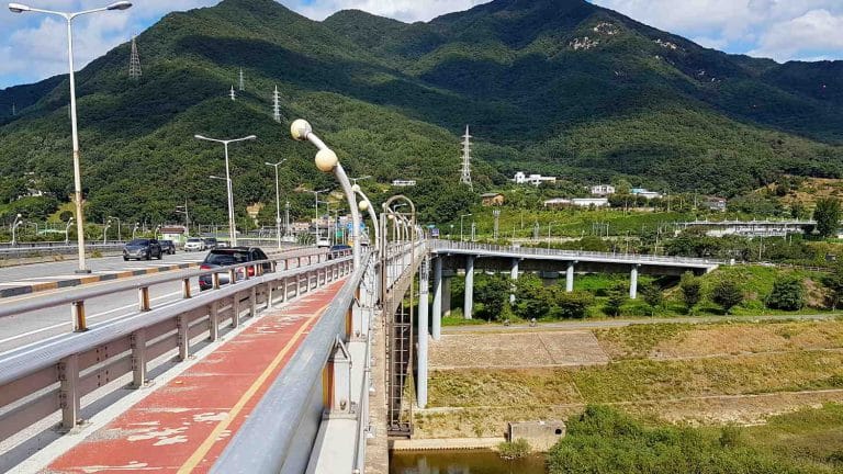 A picture of the bike path on Paldang Bridge connecting Hanam and Namyangju cities just outside of Seoul, South Korea.