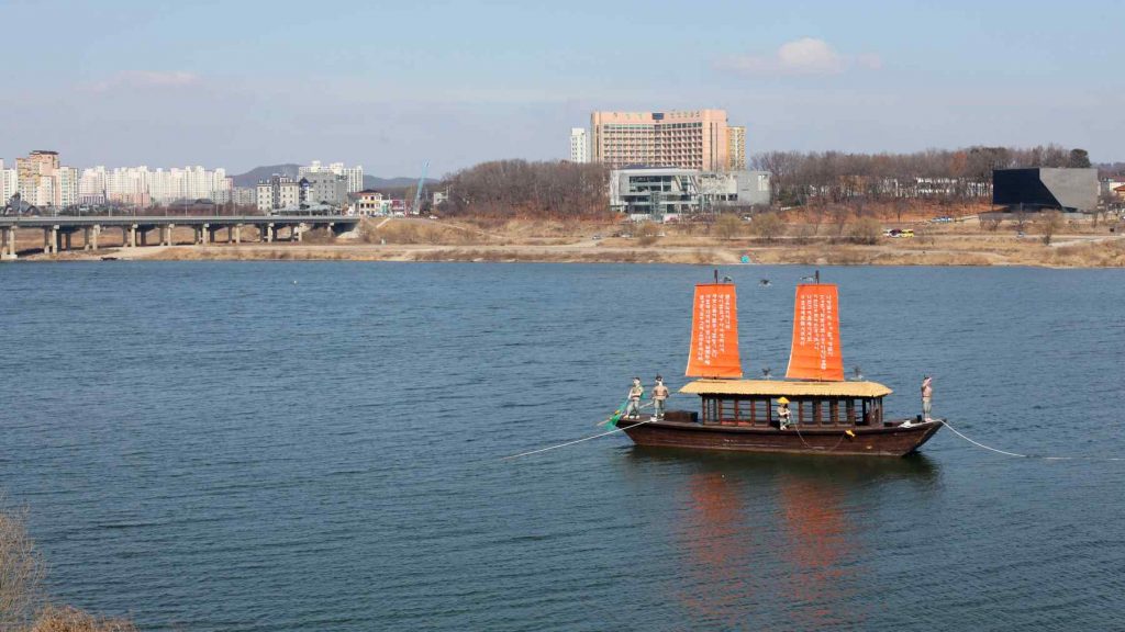 A picture of a Joseon Dynasty era boat anchored in the Han River near the city of Yeoju in South Korea.