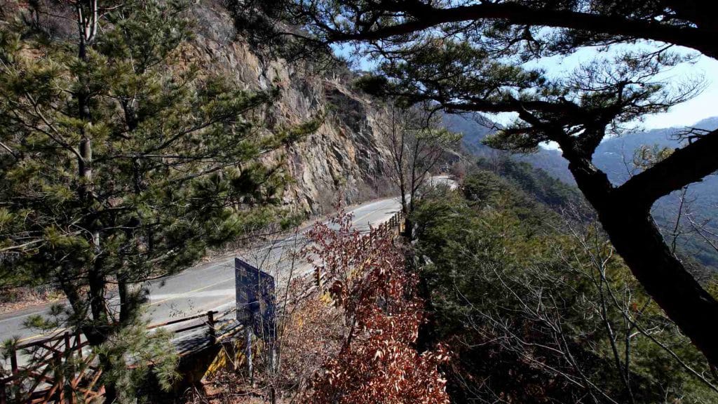 A picture of the road leading up the Ihwa Pass (이화령) on the Saejae Bicycle Path in Goesan County, South Korea.