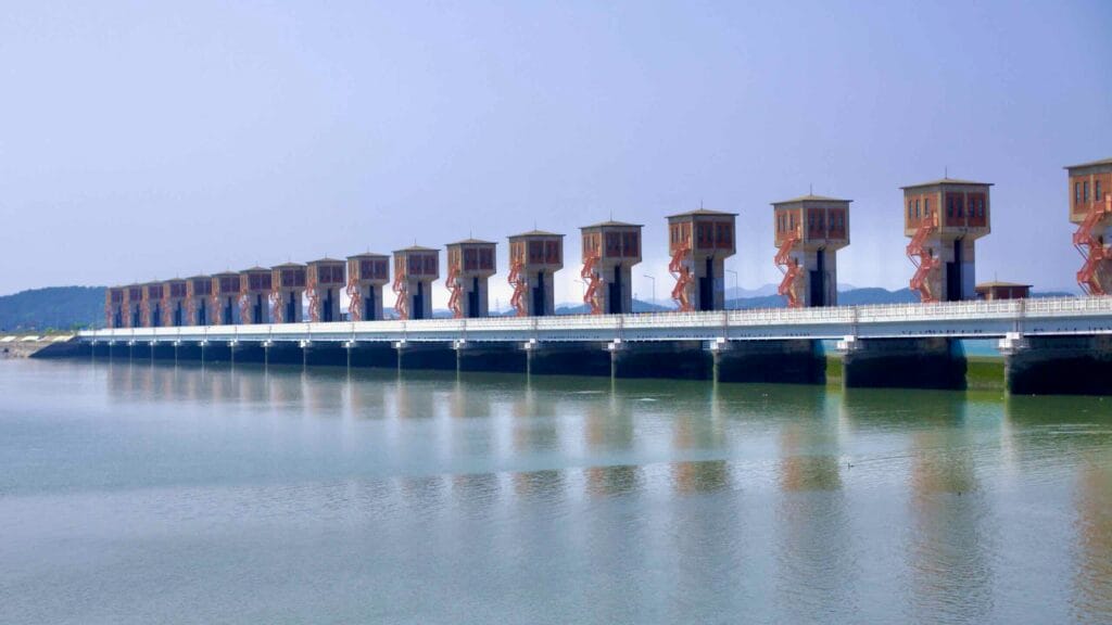 The Geum River Estuary Bank spans 1,841 meters, serving as a vital infrastructure project for flood control.