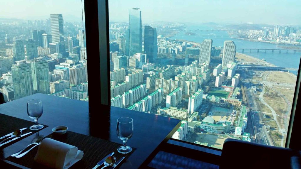 A view of Yeouido Island from a restuaruant atop 63 Building.