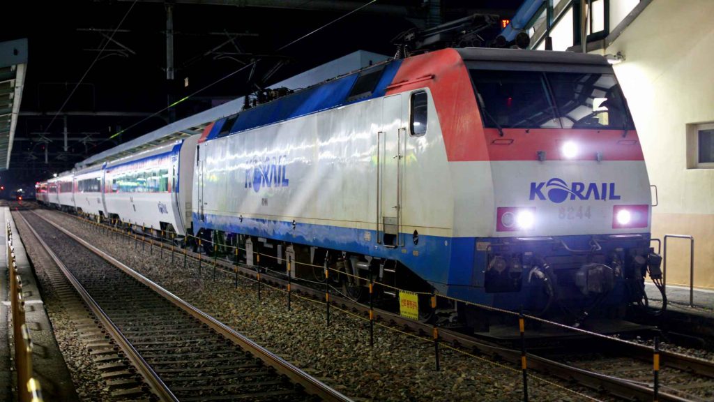 A picture of a mugunghwa train arriving at a station in South Korea.