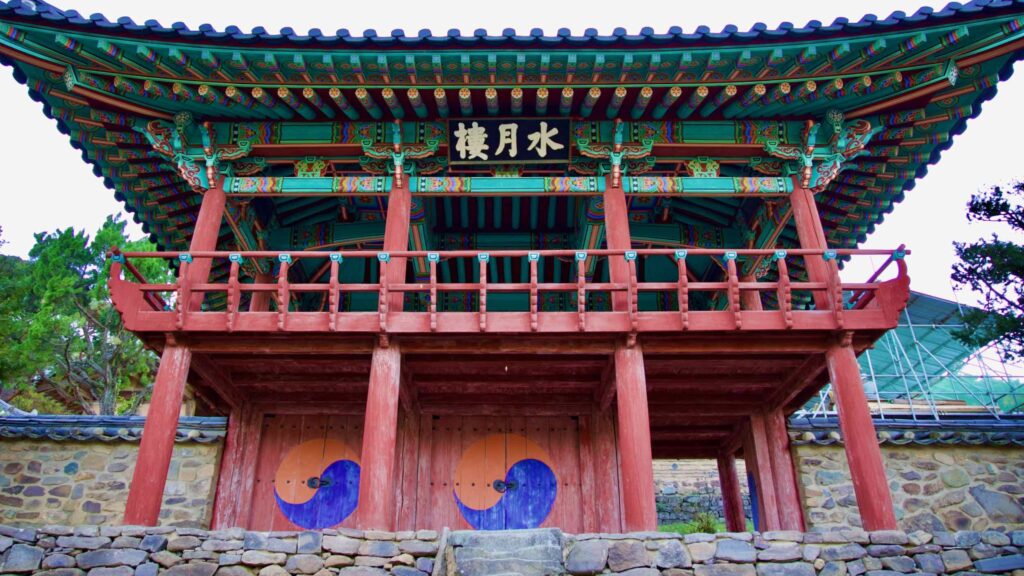 A picture of the front gate of Dodong Seowon Confucian Academy (도동서원) in Dalseong County, South Korea.