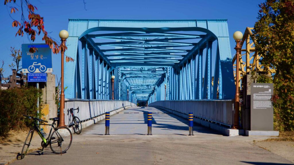 A picture of the New and Old Namji Bridge over the Nakdong River in Namji Town, Changnyeong County.