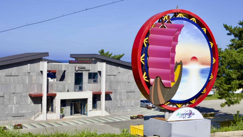 A picture of Giseong Mangyang Beach (기성망양해수욕장) in Uljin County, South Korea.