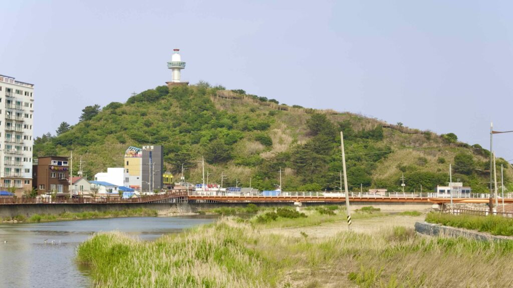 A picture of Jukdo Mountain Observatory and Jukdo Mountain in Chuksan Port, Yeongdeok County, South Korea.