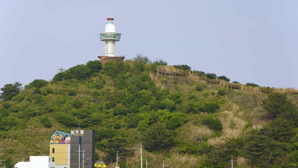 A picture of Jukdo Mountain Observatory and Jukdo Mountain in Chuksan Port, Yeongdeok County, South Korea.