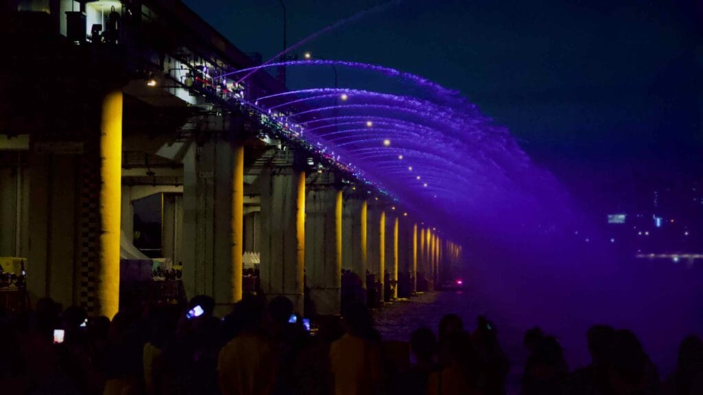A picture of Banpo Grand Fountain Bridge (반포대교) in Banpo Hangang Park (반포한강공원) in Seoul, South Korea.