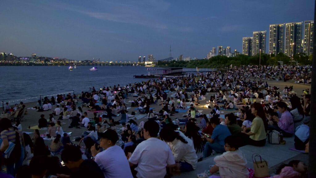 A picture of a crowd watching Banpo Grand Fountain Bridge (반포대교) in Banpo Hangang Park (반포한강공원) in Seoul, South Korea.