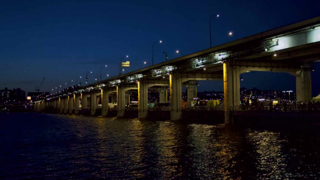 A picture of Banpo Grand Fountain Bridge (반포대교) in Banpo Hangang Park (반포한강공원) in Seoul, South Korea.