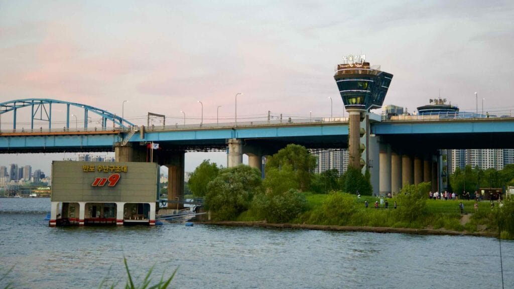 A picture of the Dongjak Bridge (동작대교) and its observatories in Banpo Hangang Park (반포한강공원) in Seoul, South Korea.