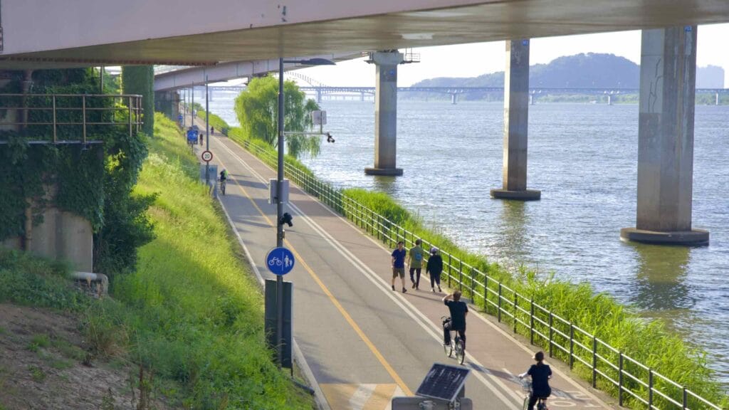 A picture of Gangseo Hangang Park (강서한강공원) in Seoul, South Korea.