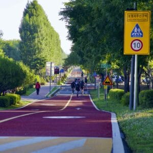 A picture of the cycling path in Gwangnaru Hangang Park (광나루한강공원) in Seoul, South Korea.