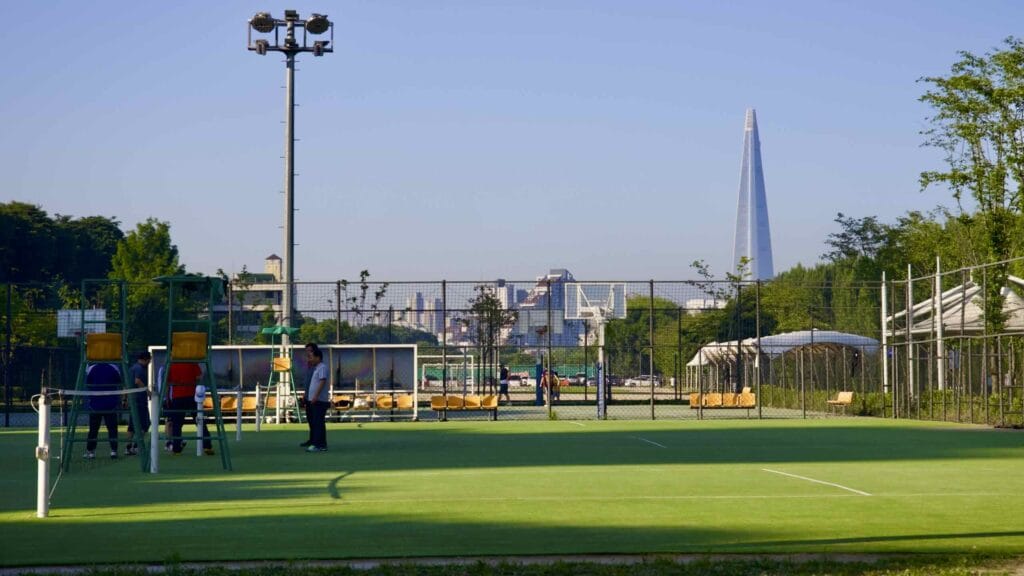 A picture of Gwangnaru Hangang Park (광나루한강공원) in Seoul, South Korea.