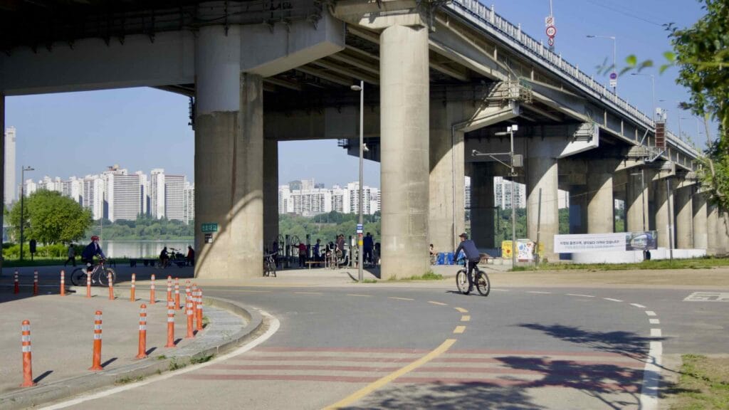 A picture of the bike path near Cheonho and Gwangjin Bridges in Gwangnaru Hangang Park (광나루한강공원) in Seoul, South Korea.