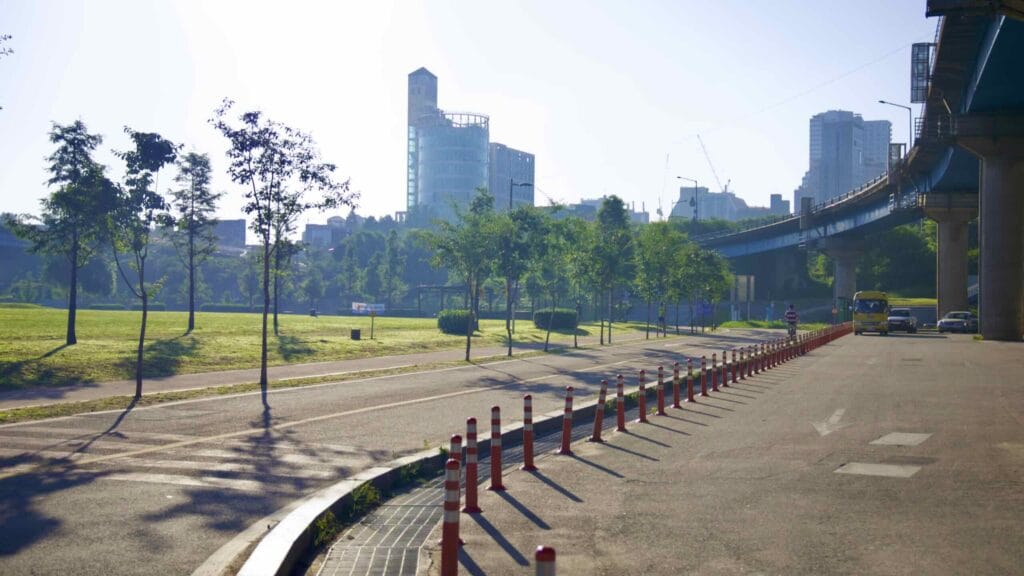 A picture of the bike path near Cheonho and Gwangjin Bridges in Gwangnaru Hangang Park (광나루한강공원) in Seoul, South Korea.