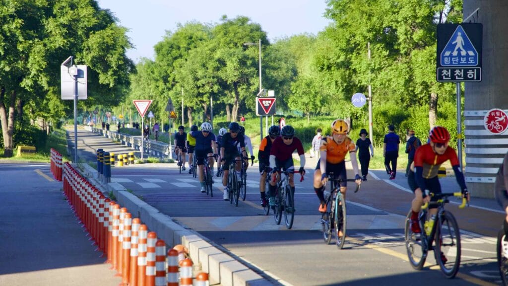 A picture of the bike path near Cheonho and Gwangjin Bridges in Gwangnaru Hangang Park (광나루한강공원) in Seoul, South Korea.