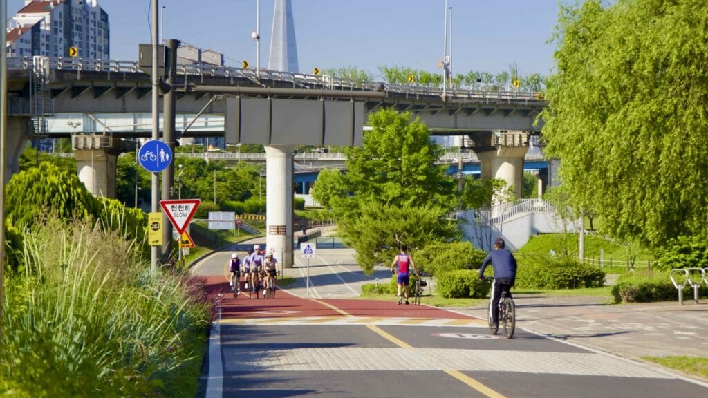 A picture of the bike path near Cheonho and Gwangjin Bridges in Gwangnaru Hangang Park (광나루한강공원) in Seoul, South Korea.