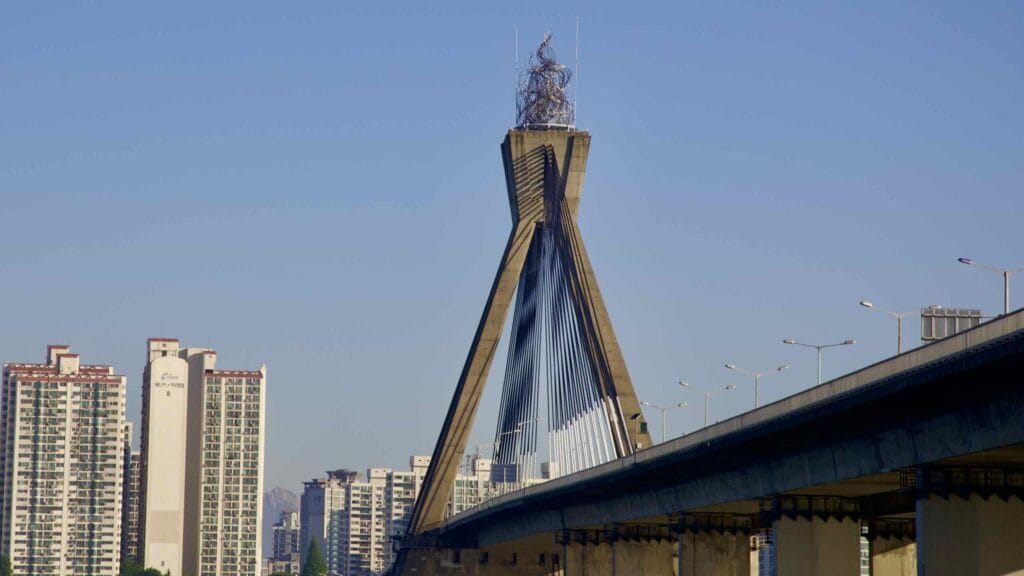 A picture of Olympic Bridge (올림픽대교) crossing the Han River between the Gwangjin and Songpa Districts in Seoul, South Korea.