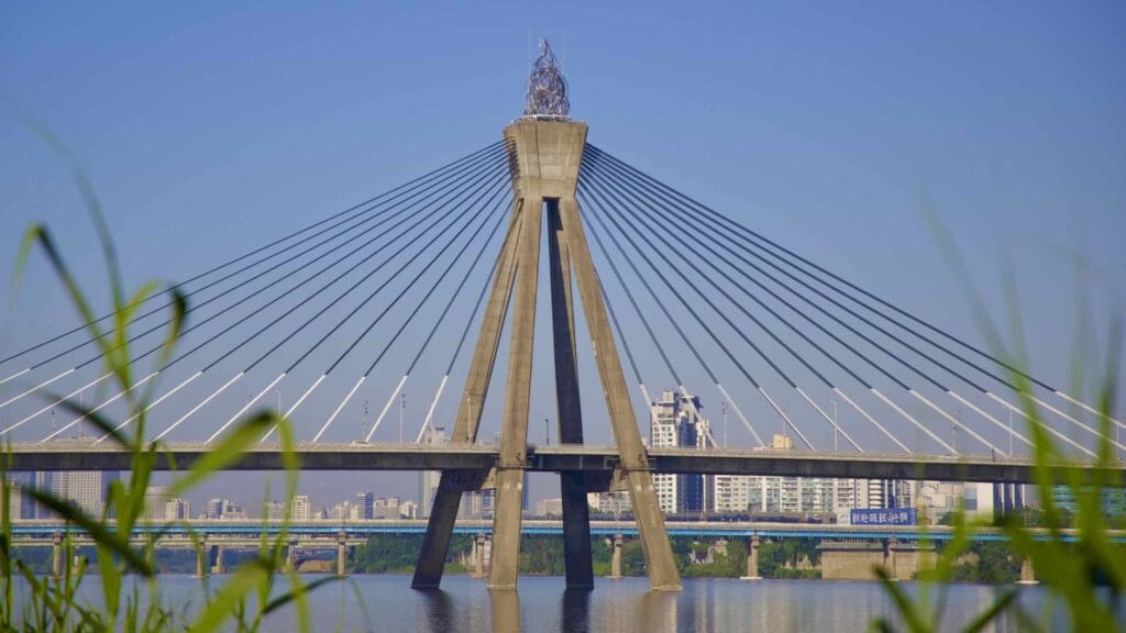 A picture of Olympic Bridge (올림픽대교) crossing the Han River between the Gwangjin and Songpa Districts in Seoul, South Korea.