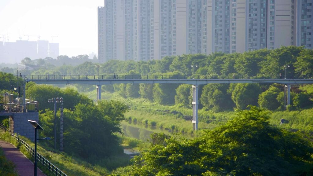A picture of the Songpa Trail near in Gwangnaru Hangang Park (광나루한강공원) and Olympic Park in Seoul, South Korea.