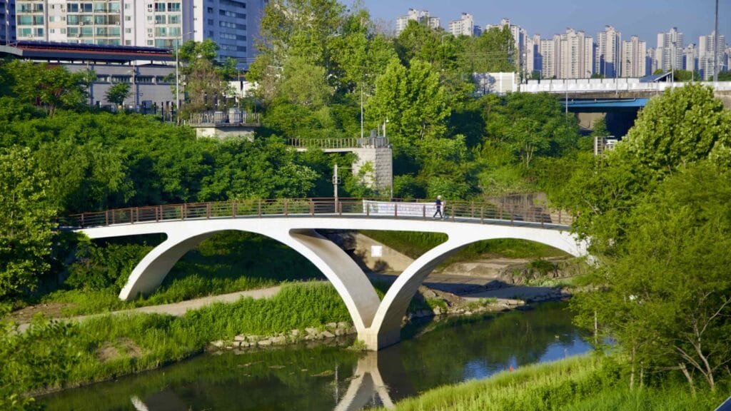 A picture of the Songpa Trail near in Gwangnaru Hangang Park (광나루한강공원) and Olympic Park in Seoul, South Korea.