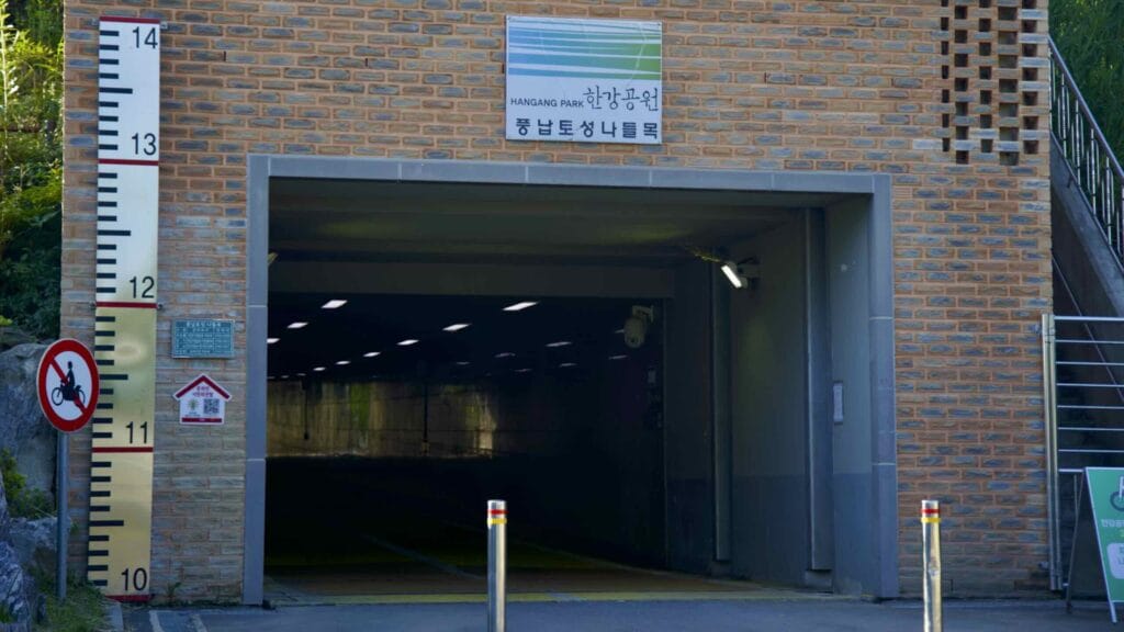 A picture of an underpass in Gwangnaru Hangang Park (광나루한강공원) in Seoul, South Korea.