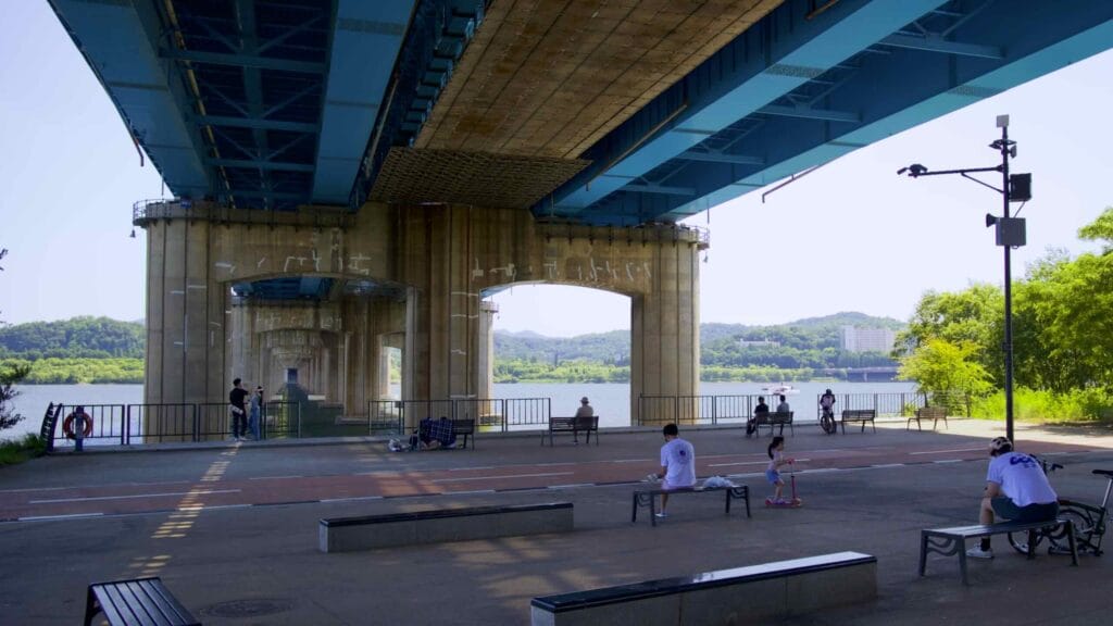 A picture of Dongjak Bridge (동작대교) in Ichon Hangang Park (이촌한강공원) in Seoul, South Korea.