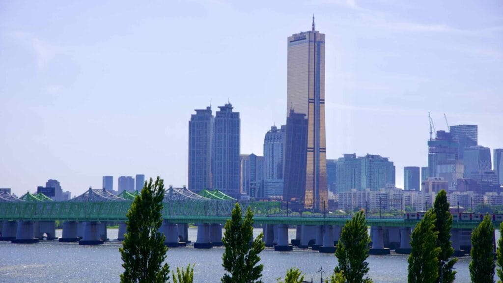A picture of Ichon Hangang Park and the Hangang Railway Bridges (한강철교) between Yongsan and Dongjak Districts in Seoul, South Korea.