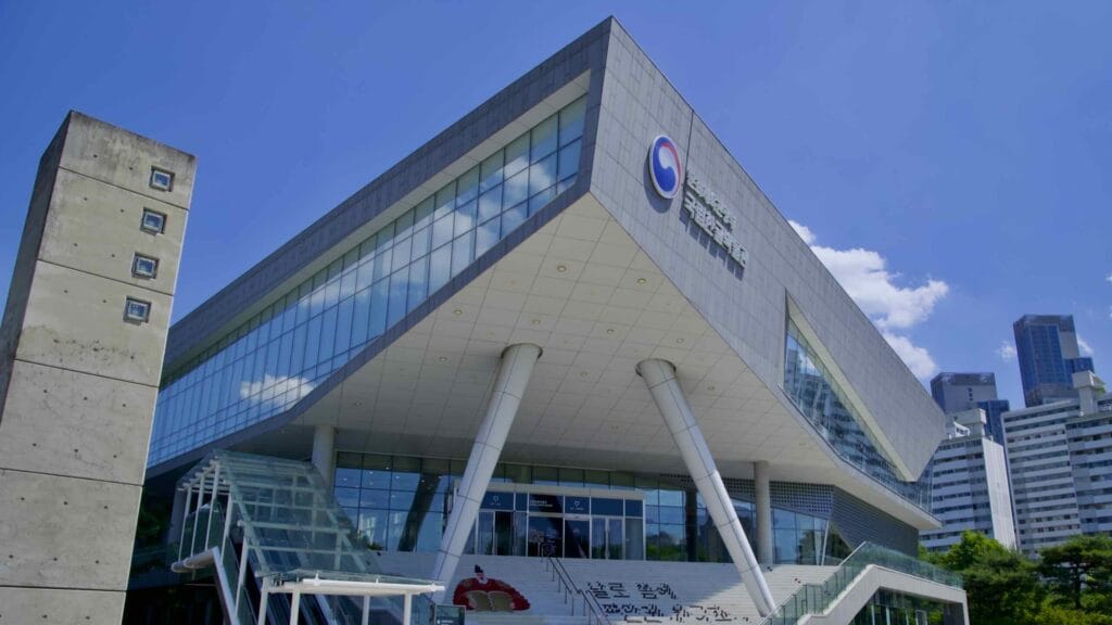 A picture of the National Hangeul Museum (국립한글박물관) near the National Museum of Korea (국립중앙박물관) in Seoul, South Korea.