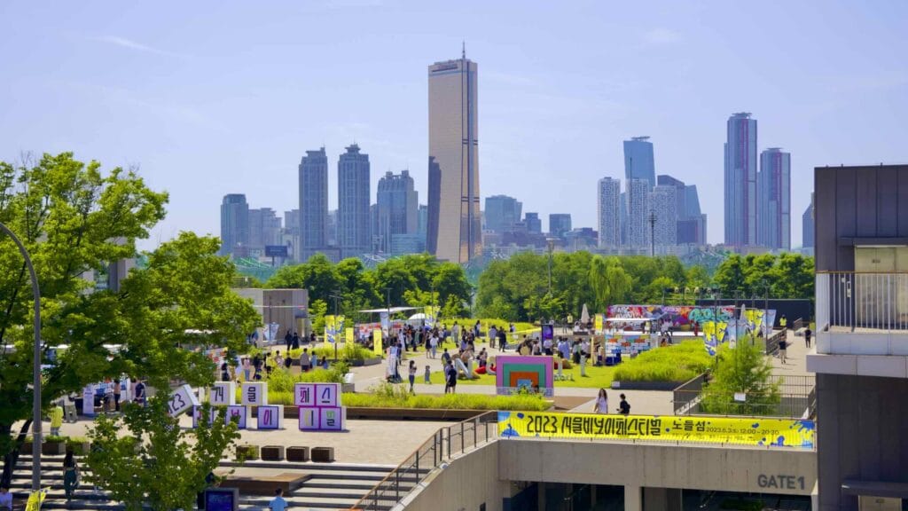 A picture of Nodeul Island (노들섬) near in the Han River in Seoul, South Korea.