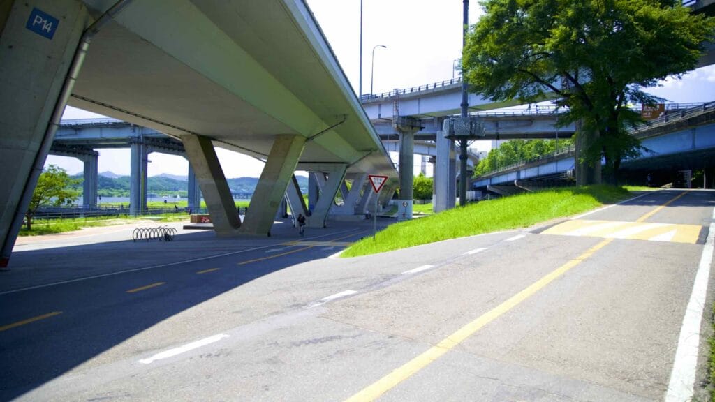A picture of the bike path under the Gangbyeon Expressway in Ichon Hangang Park (이촌한강공원) in Seoul, South Korea.