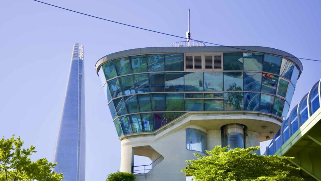 A picture of the Songpa Art Floor Observatory (송파예술마루) on Jamsil Bridge (잠실대교) in Jamsil Hangang Park (잠실한강공원) in Seoul, South Korea.