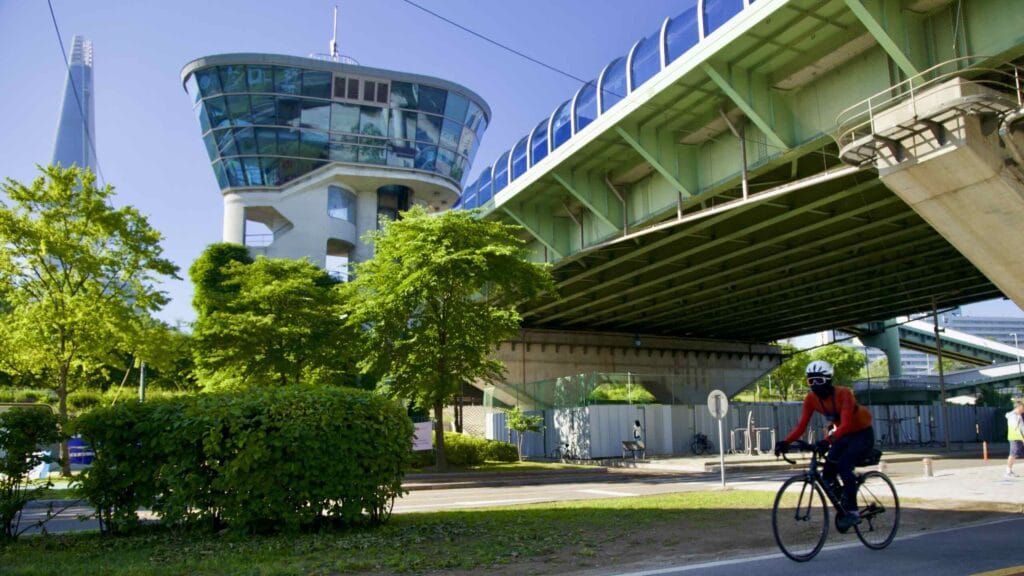 A picture of the Songpa Art Floor Observatory (송파예술마루) on Jamsil Bridge (잠실대교) in Jamsil Hangang Park (잠실한강공원) in Seoul, South Korea.