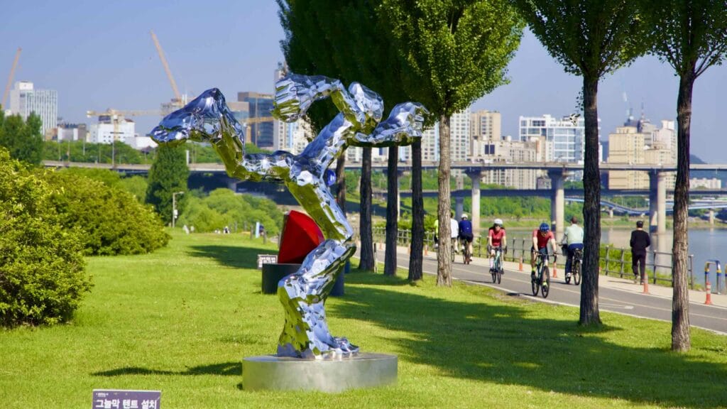 A picture of an art piece from the Han River "Heung" Project (한강 “흥” 프로젝트) in Jamsil Hangang Park (잠실한강공원) in Seoul, South Korea.