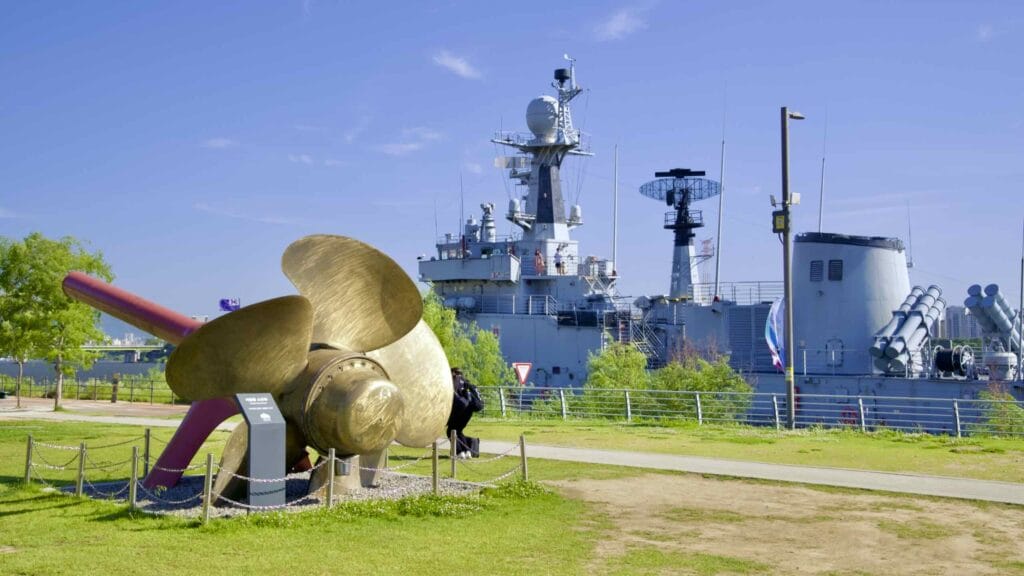 A picture of Seoul Battleship Park (서울함 공원) in Mangwon Hangang Park (망원한강공원) in Seoul, South Korea.