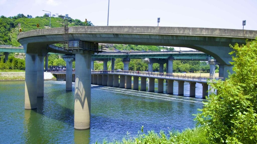 A picture of Ipsokpo (입석포) at the mouth of the Jungnang Stream (중랑천) in Ichon Hangang Park (이촌한강공원), in Seoul, South Korea.
