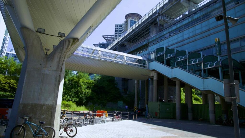 A picture of the J-Bug Cultural Complex (뚝섬자벌레) leading to in Ttukseom Hangang Park Ttukseom Resort Station (뚝섬유원지역) in Seoul, South Korea.