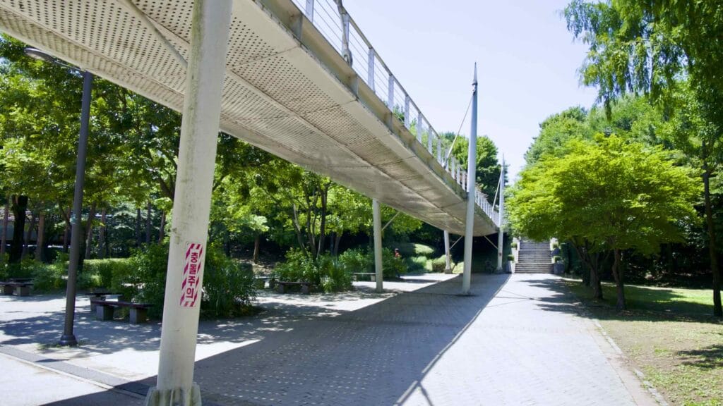 A picture of Seoul Forest Walk Observatory in Seoul Forest (서울숲) near Ttukseom Hangang Park (뚝섬한강공원) in the Seongsu Neighborhood (성수동) in Seoul, South Korea.