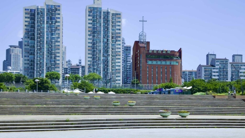A picture of Waterfront Square (수변광장) in Ttukseom Hangang Park (뚝섬한강공원), in Seoul, South Korea.