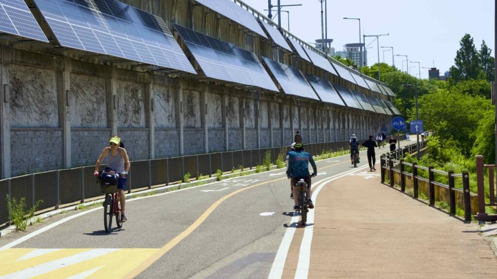 A picture of the bike paths in Ttukseom Hangang Park (뚝섬한강공원), in Seoul, South Korea.