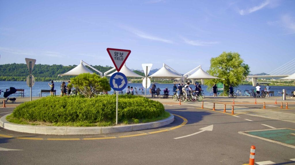 A roundabout and rest area near Anyang Stream (안양천) in Yanghwa Hangang Park (양화한강공원) in Seoul, South Korea.