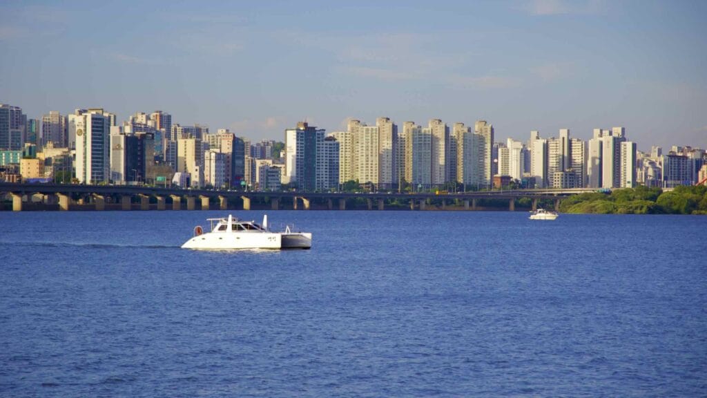 A picture of a boat near Seoul Marina Club & Yacht (마리나클럽앤요트) in Yeouido Hangang Park (여의도한강공원) in Seoul, South Korea.