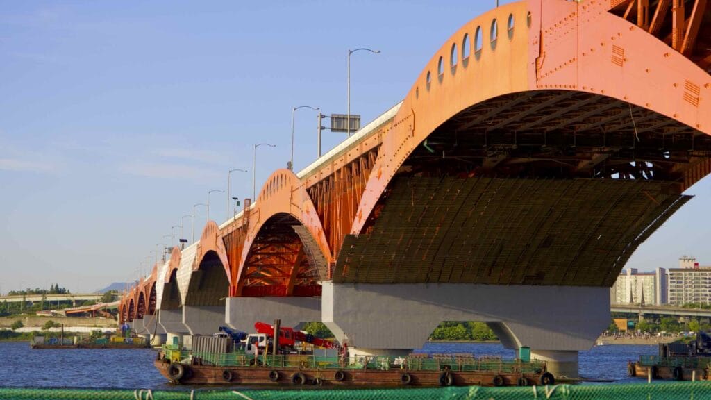 A picture of Seongsan Bridge (성산대교) in Yanghwa Hangang Park (양화한강공원) in Seoul, South Korea.
