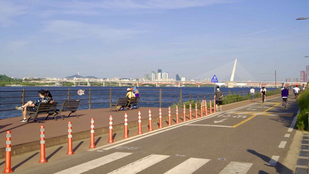 A picture of Yanghwa Hangang Park (양화한강공원) in Seoul, South Korea.