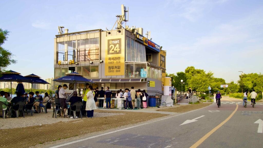 Hangang Bike Path - Seoul - Yeouido Hangang Park - Convenience Store and Bike Path