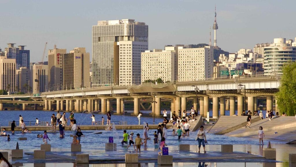 A picture of Mapo Bridge (마포대교) and Waterlight Square Fountain (물빛광장) in Yeouido Hangang Park (여의도한강공원) in Seoul, South Korea.