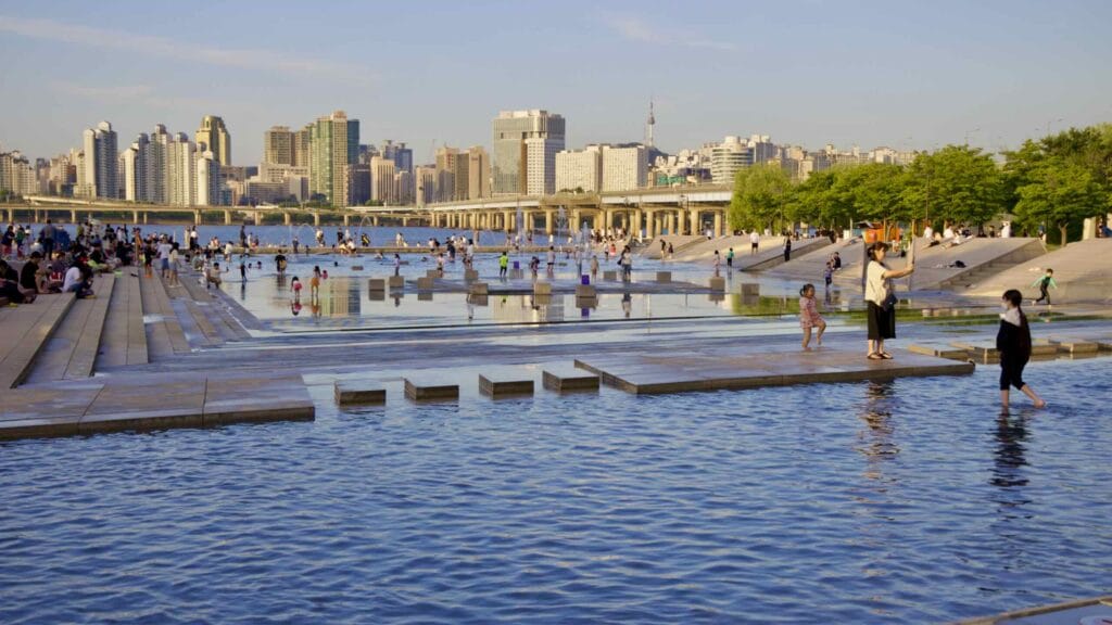 A picture of Waterlight Square Fountain (물빛광장) in Yeouido Hangang Park (여의도한강공원) in Seoul, South Korea.